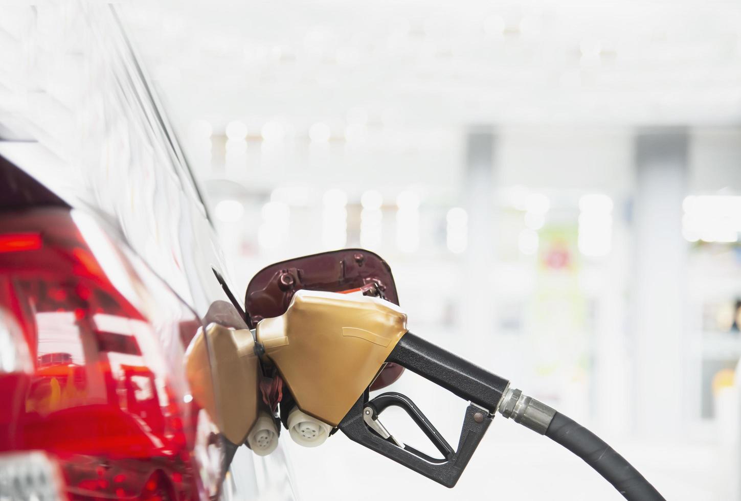 ngv, aardgasvoertuig, hoofdautomaat met een auto bij het benzinestation in thailand foto