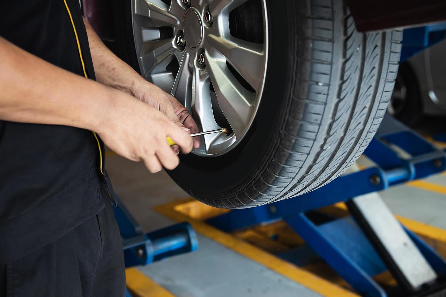 technicus blaast autoband op - auto-onderhoudsservice transport veiligheidsconcept foto