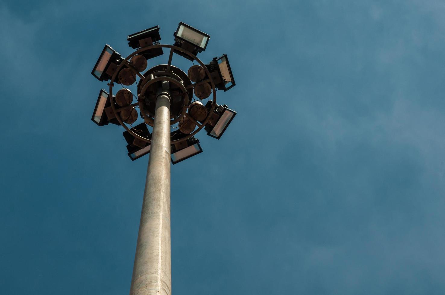 spotlight toren met blauwe hemelachtergrond foto