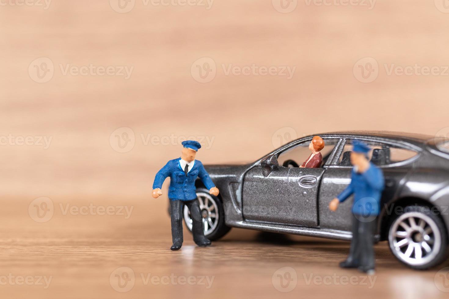 miniatuur dames in haar auto die politie-assistentie vragen foto