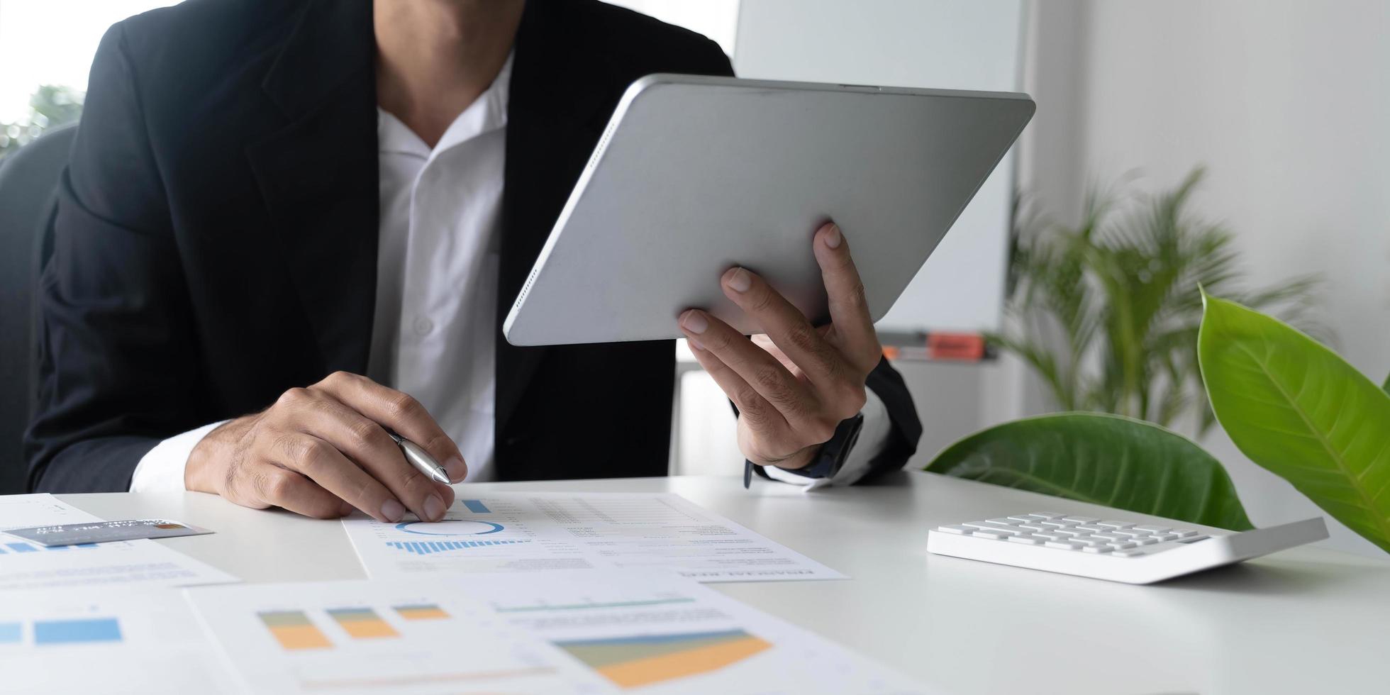 boekhouder of financiële inspecteur handen berekenen het maken van een rapport, het berekenen of controleren van de balans. huisfinanciën, investeringen, economie, geld besparen of verzekeringsconcept foto