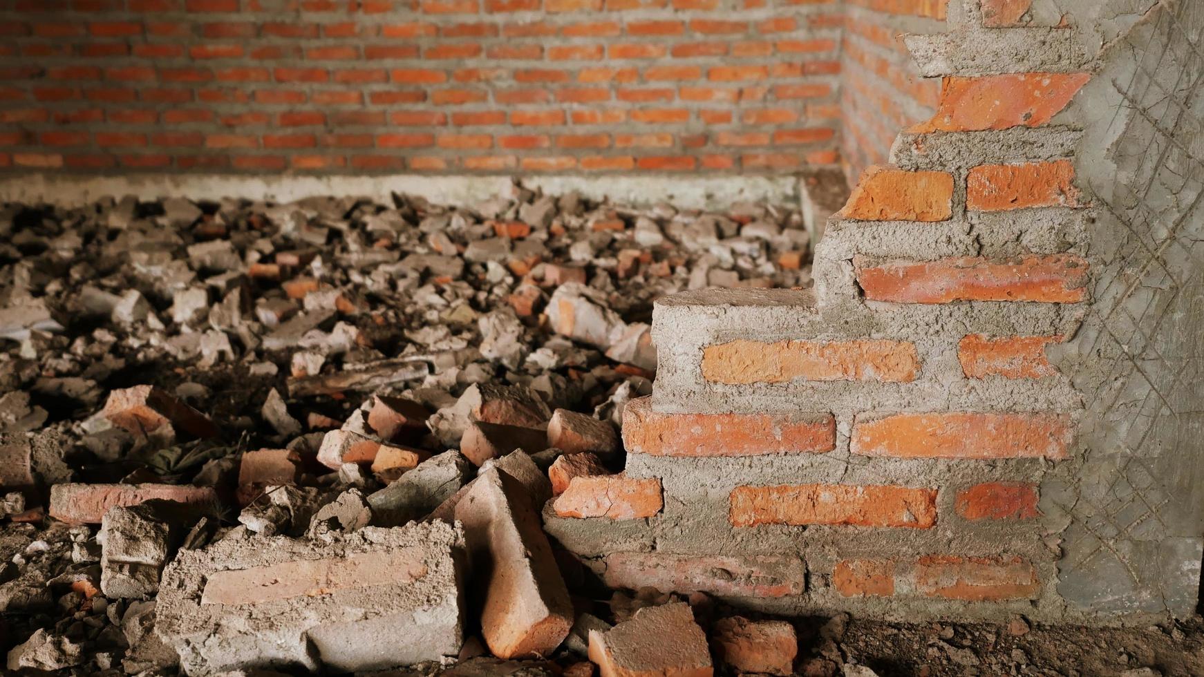 close-up van het puin van een industrieel gebouw dat instort in een stapel beton en baksteen. en het grillige puin veroorzaakt door het falen van de ingenieurs bij de verlaten constructie. foto