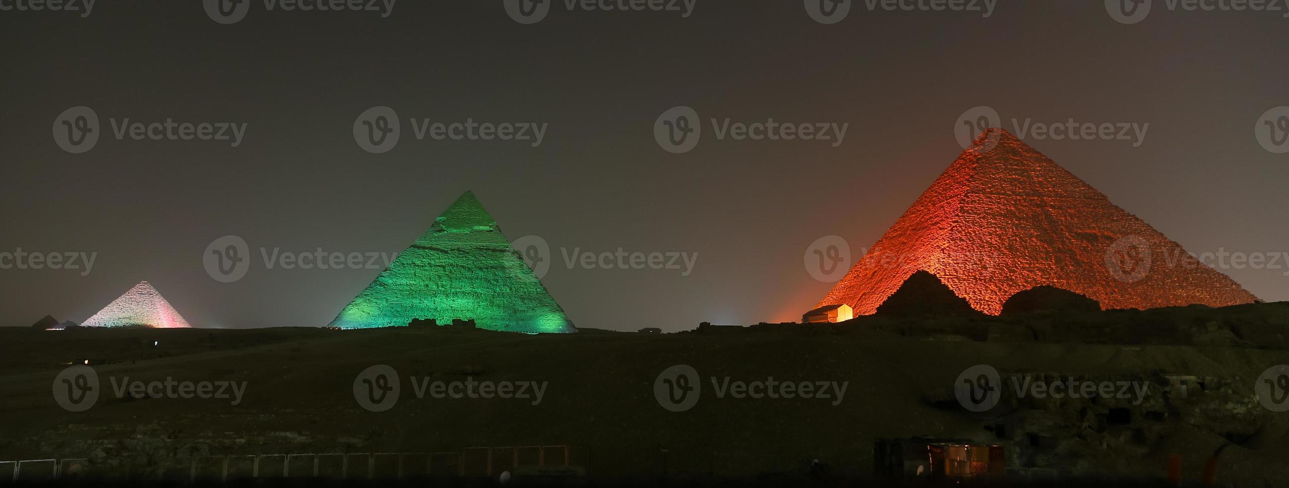 piramidecomplex van gizeh in cairo, egypte foto
