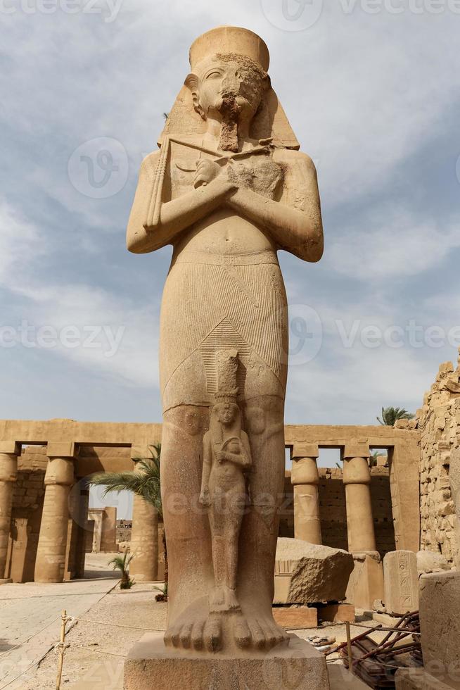 beeldhouwwerk in karnak-tempel in luxor, egypte foto