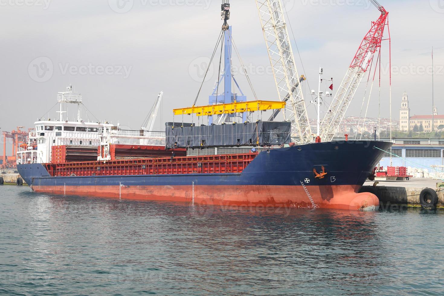 vrachtschip in de haven foto