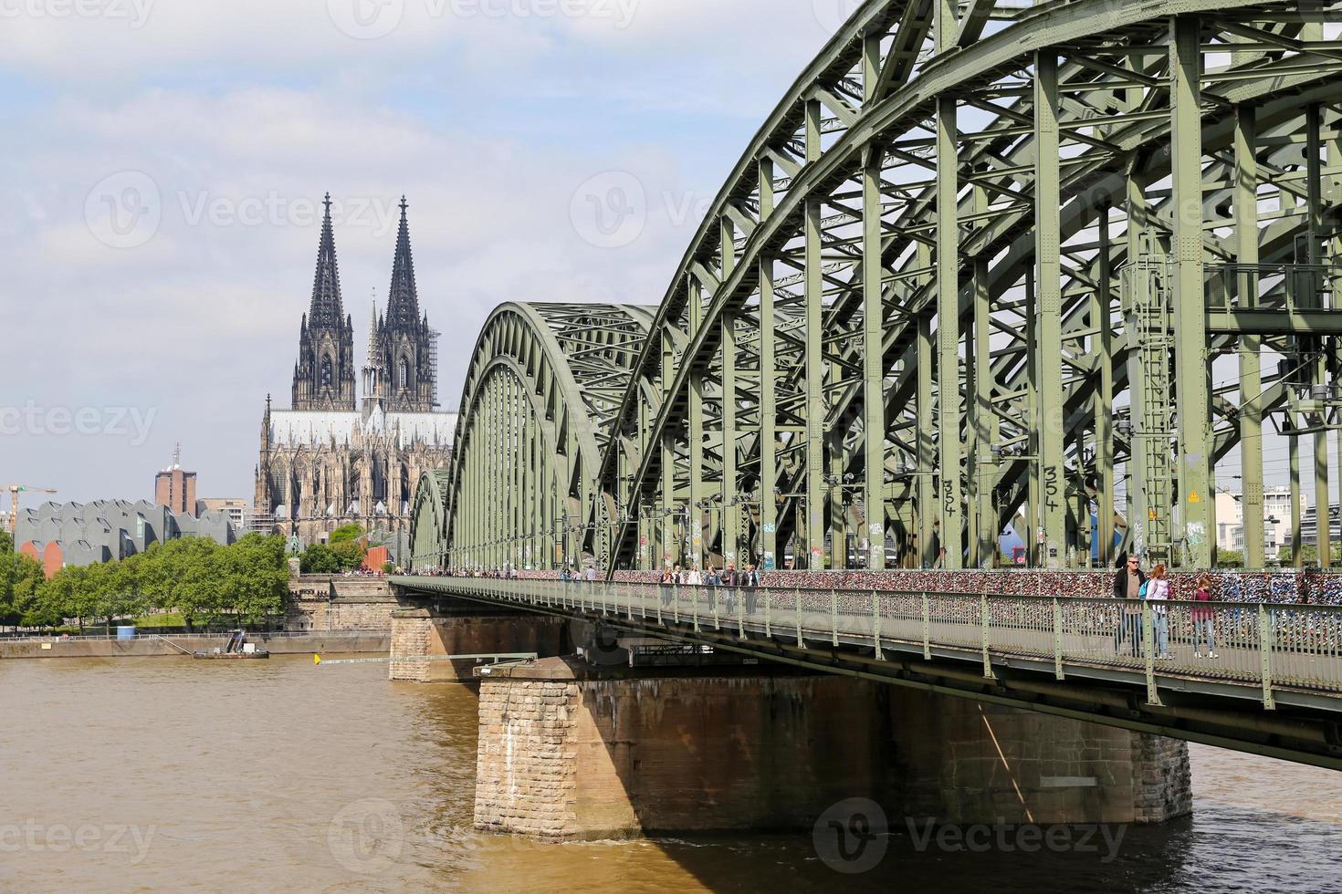 Hohenzollern-brug en de kathedraal van Keulen in Keulen, Duitsland foto