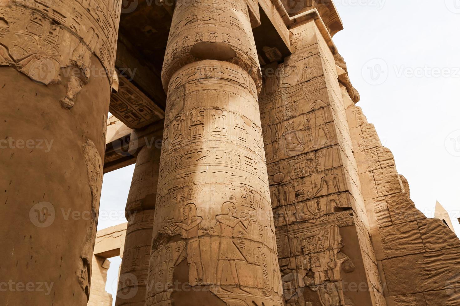 kolommen in hypostyle zaal van karnak tempel, luxor, egypte foto