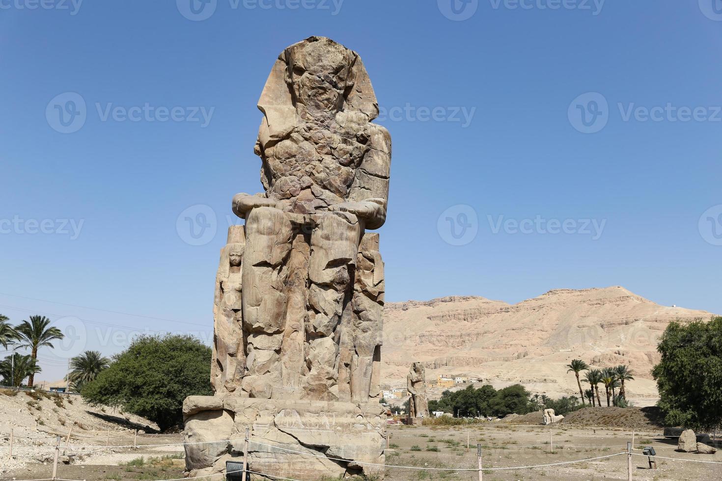 kolossen van memnon standbeeld in luxor, egypte foto