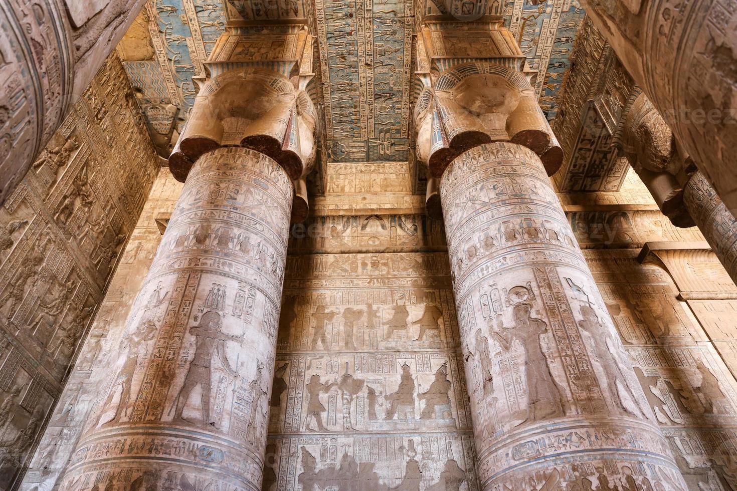 kolommen in denderah-tempel, qena, egypte foto