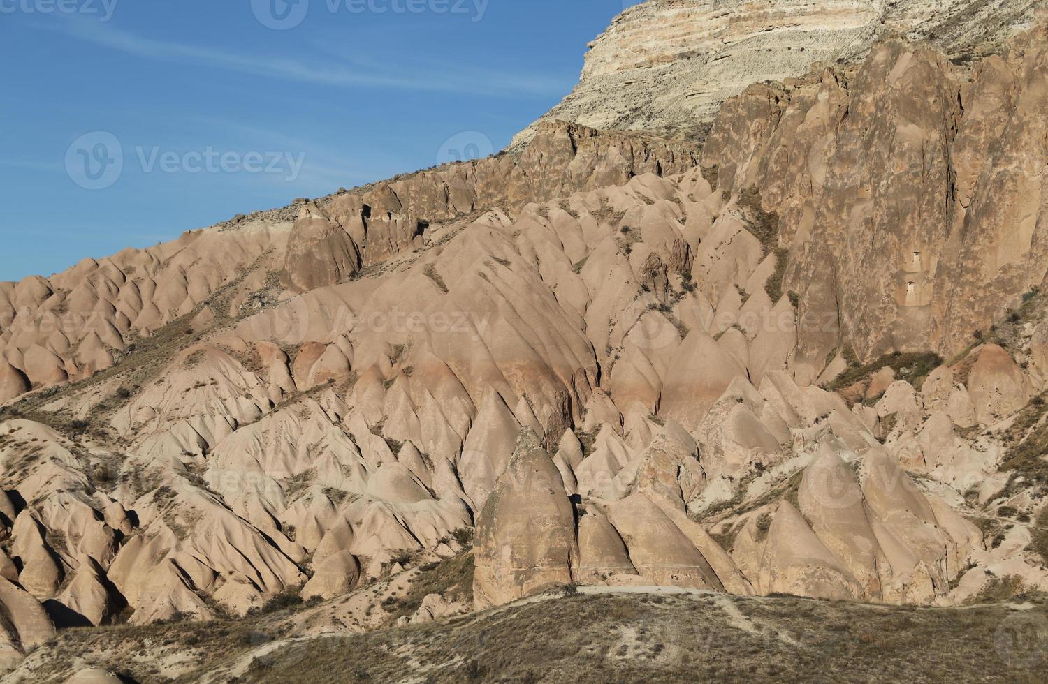 rozenvallei in het dorp Cavusin, Cappadocië, Nevsehir, Turkije foto