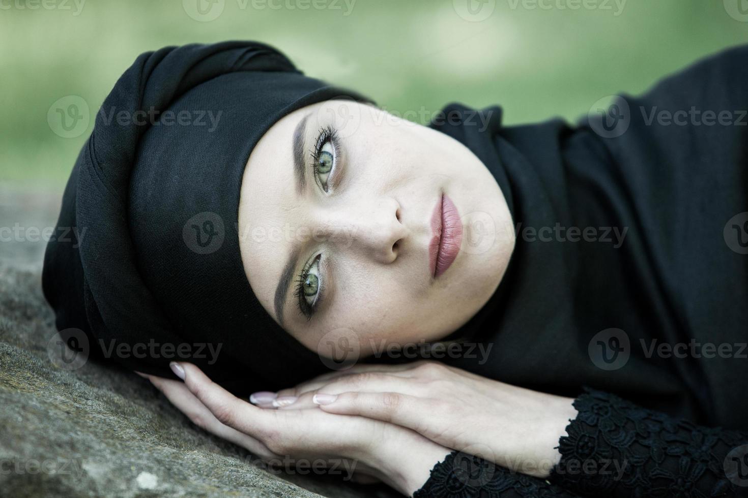 portret van een mooie moslimvrouw. jonge Arabische vrouw in hijab. foto