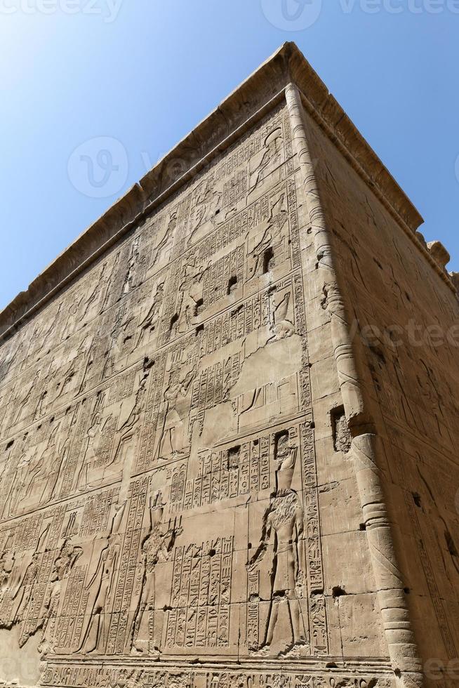 scène uit de edfu-tempel in edfu, egypte foto