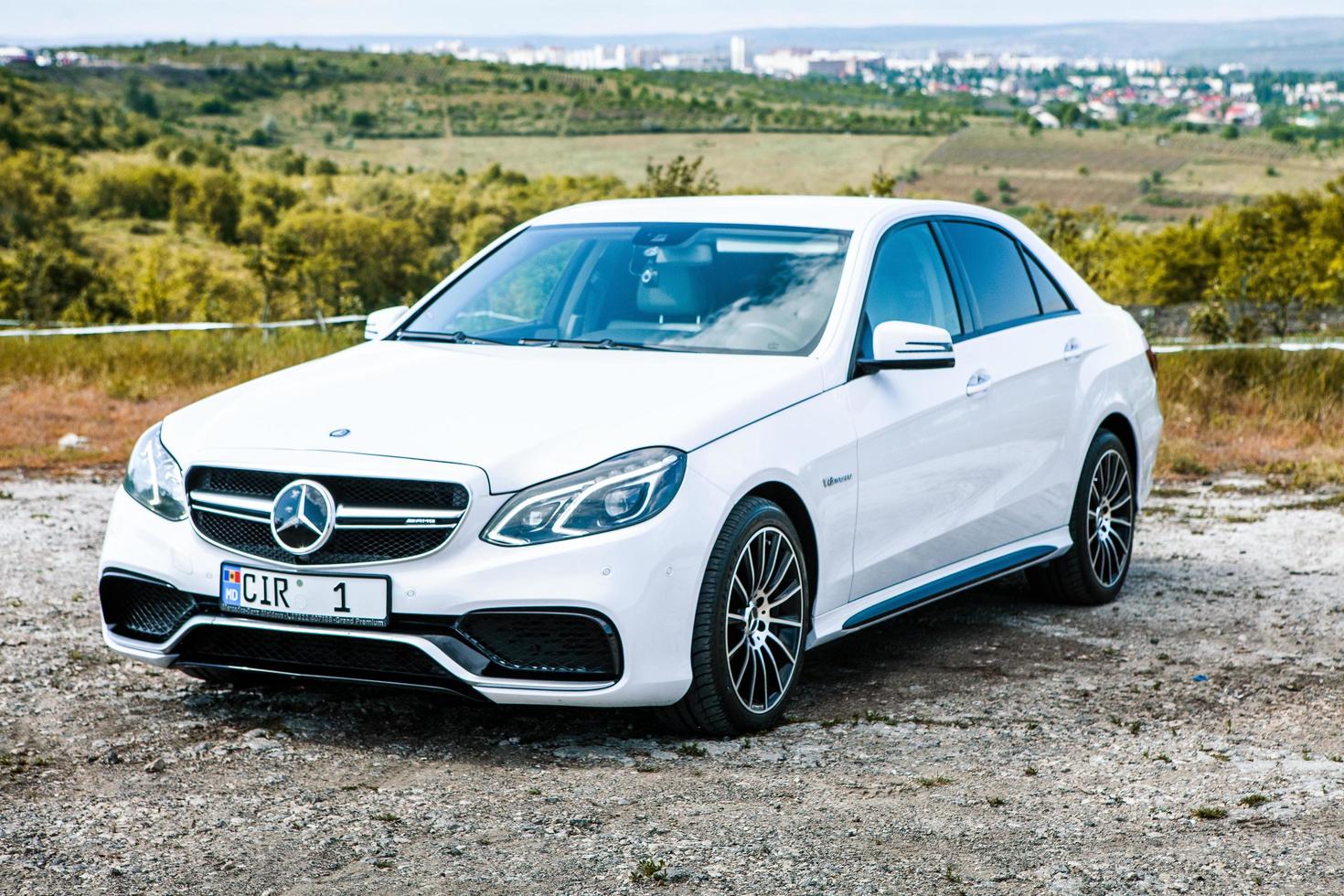 chisinau, moldavië, 02 juni 2020. mercedes benz club festival in moldavië. mercedes benz e klasse w 212. amg e 63. redactionele foto. foto