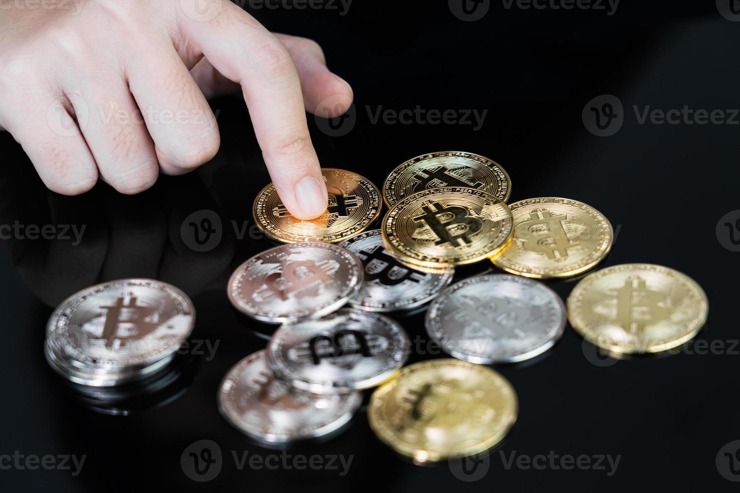 vrouw met enkele stukjes gouden bitcoin-token foto