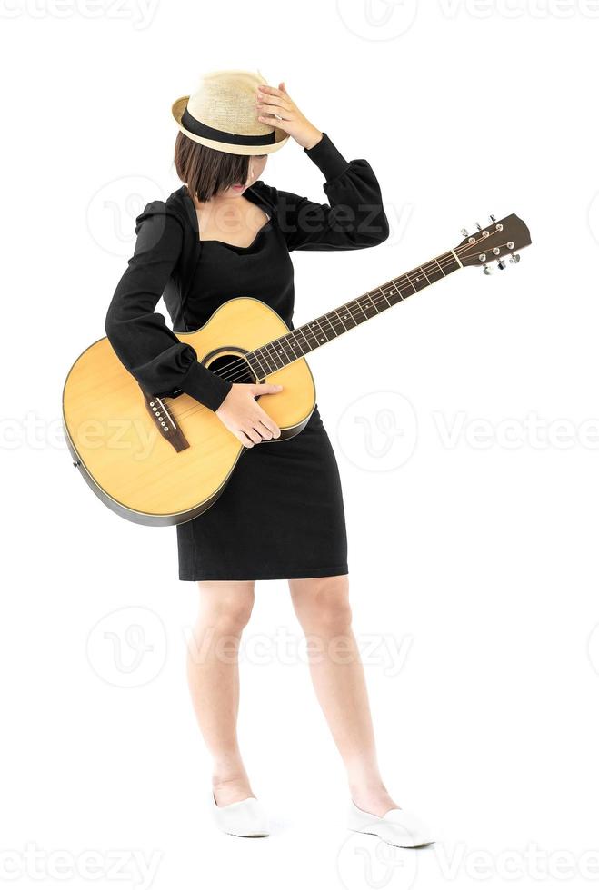 vrouw houdt gitaar gitaar volksliedje in haar hand foto