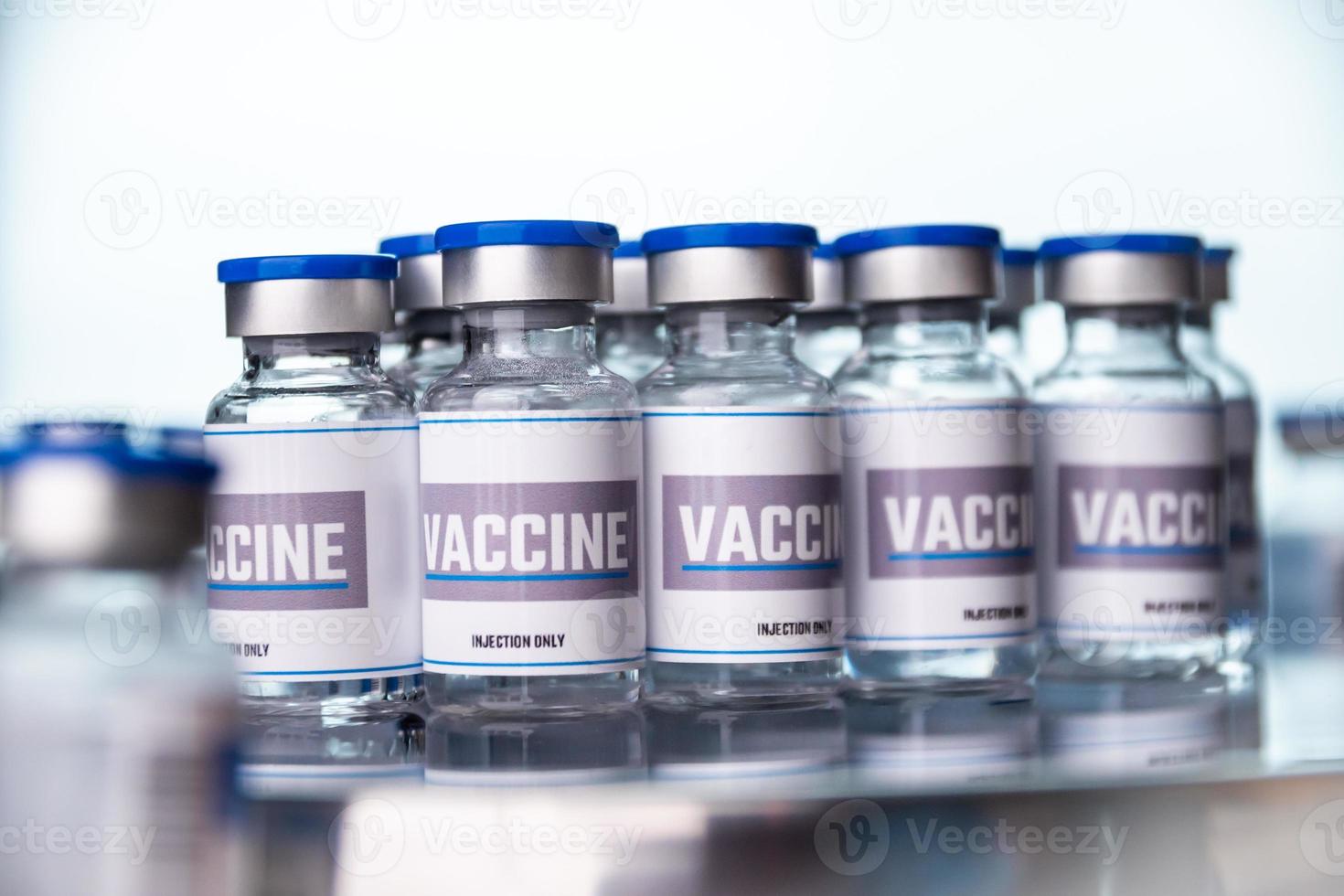 glazen flesjes voor vaccin in laboratorium. groep vaccinflessen. medicijn in ampullen. foto