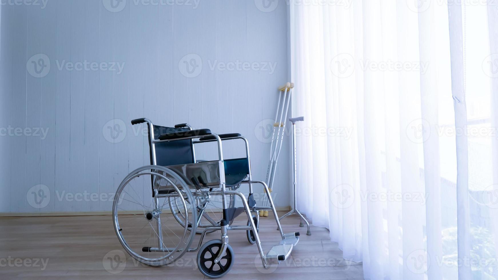 lege moderne rolstoel en wandelstok of wandelstokken in ziekenhuiskamer. foto