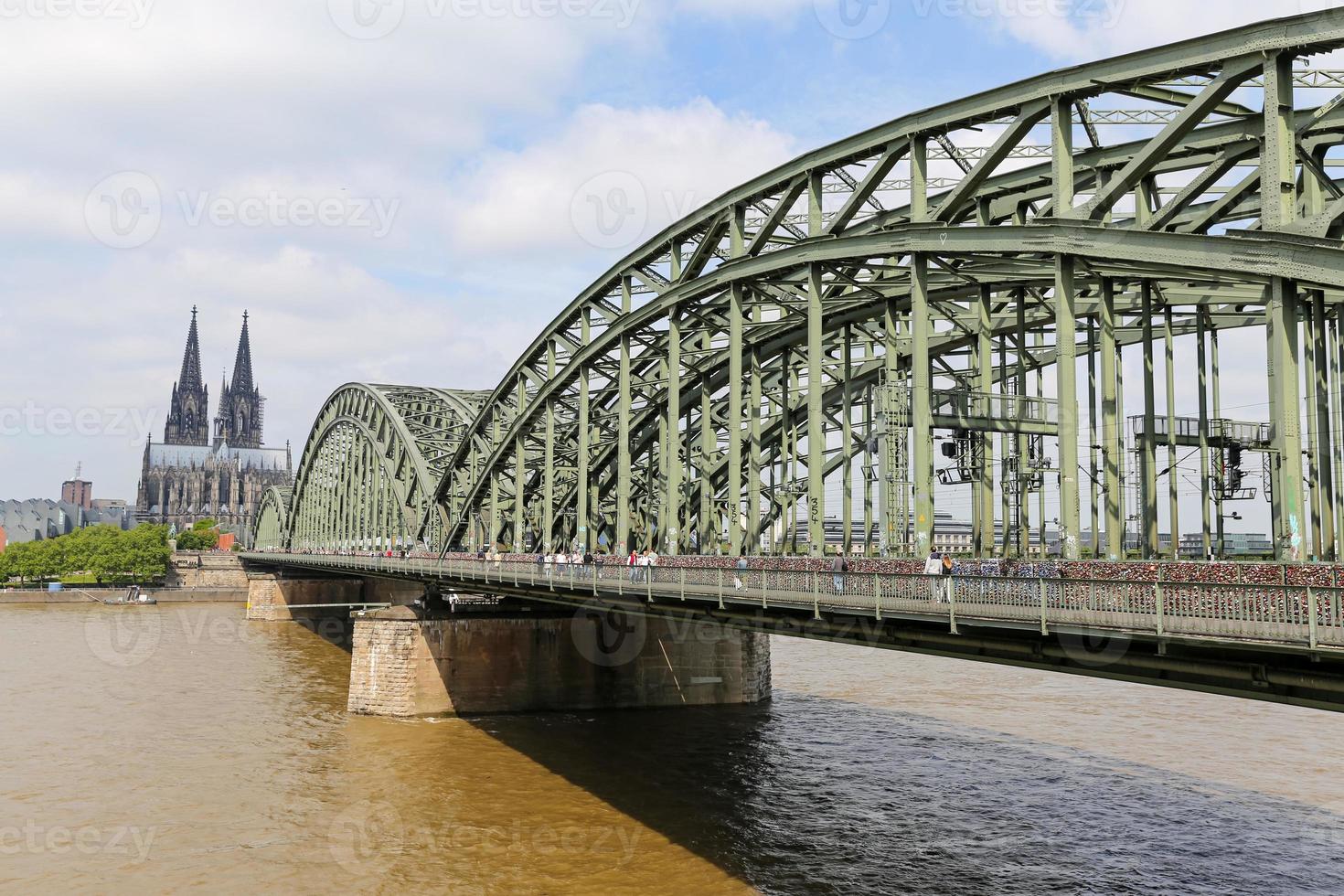 Hohenzollern-brug en de kathedraal van Keulen in Keulen, Duitsland foto