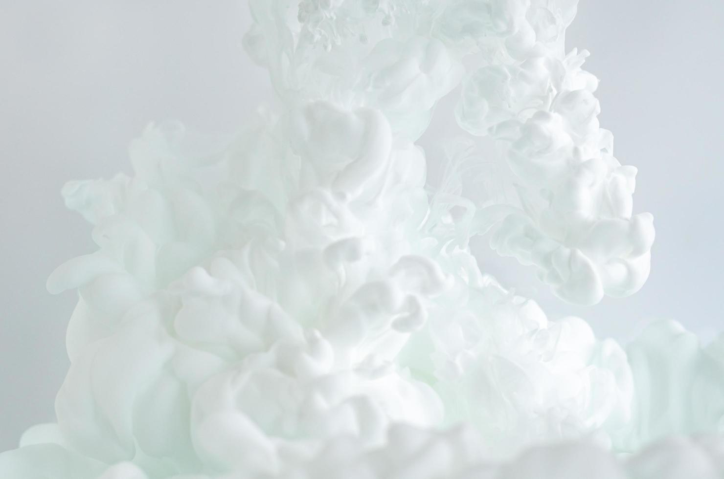 wazig en focus witte poster kleur oplossen in water voor abstract en backgorund concept. foto