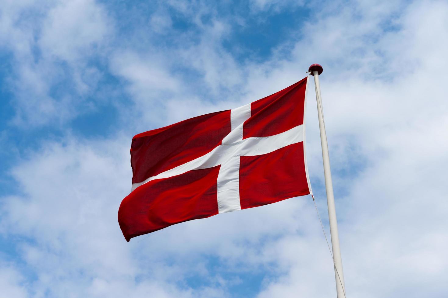 Deense vlag wappert in de wind foto