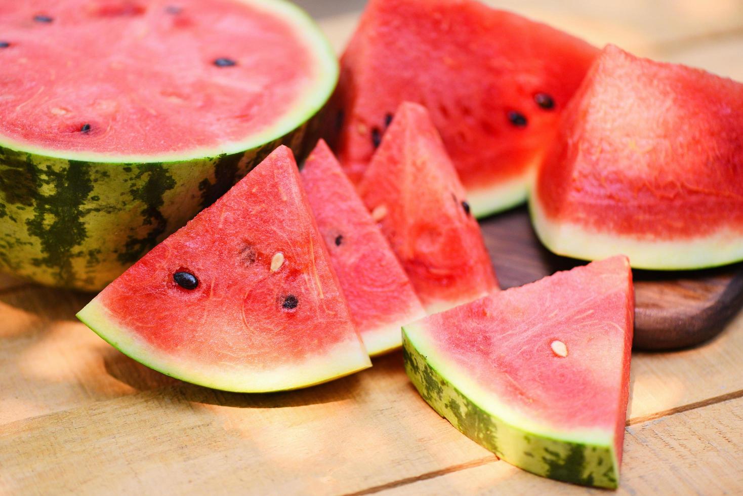 gesneden watermeloen op houten achtergrond - close-up verse watermeloen stukken tropisch zomerfruit foto