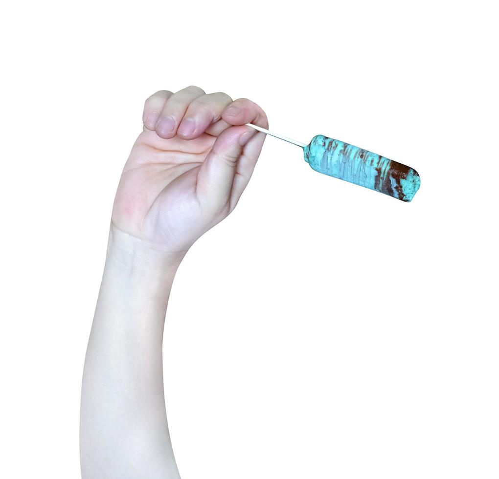 hand met groene chocolade-ijs sticks geïsoleerd op een witte achtergrond, inclusief uitknippad foto