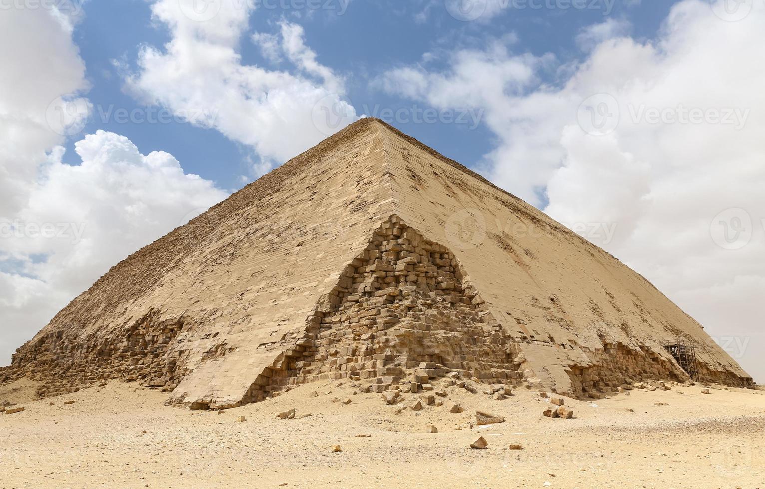 gebogen piramide in necropolis van dahshur, cairo, egypte foto