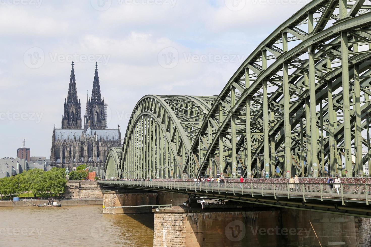 Hohenzollern-brug en de kathedraal van Keulen in Keulen, Duitsland foto