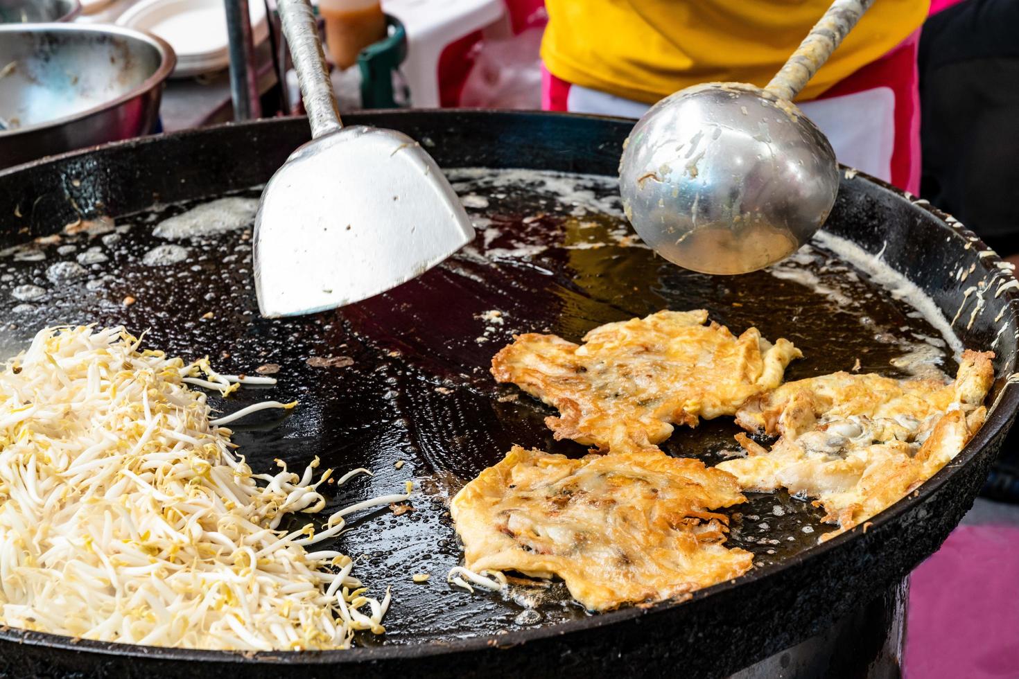 Thaise oesteromelet of hoy tod op straatvoedselmarkt foto