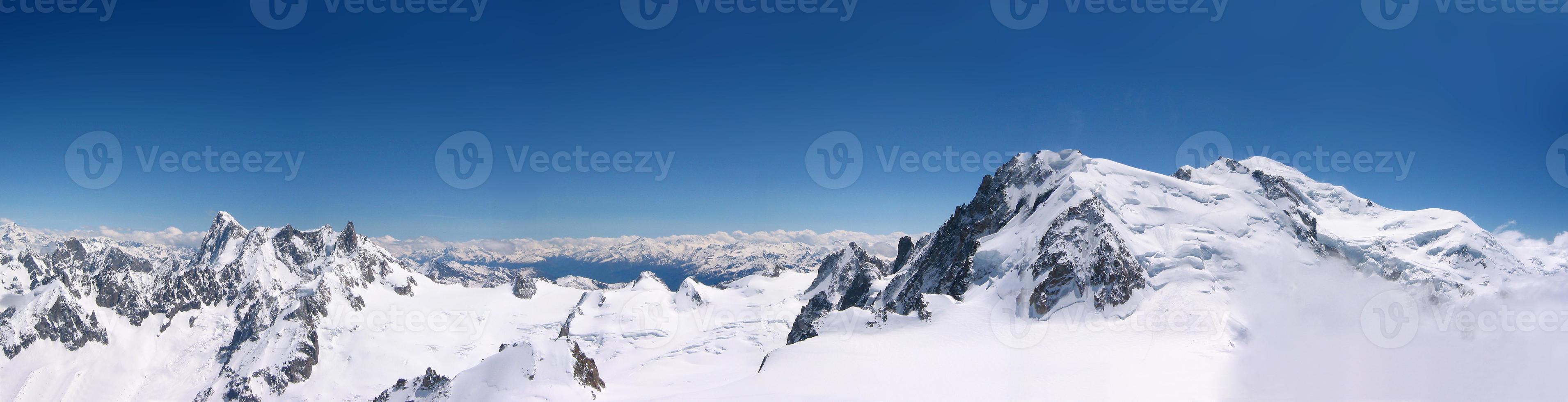 panoramisch uitzicht op chamonix mont blanc in frankrijk foto