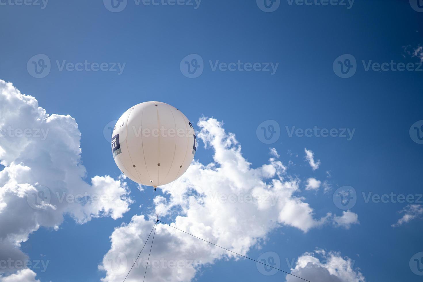 gigantische opblaasbare witte ballon geschikt voor reclame met merklogo. merk jubileum. foto
