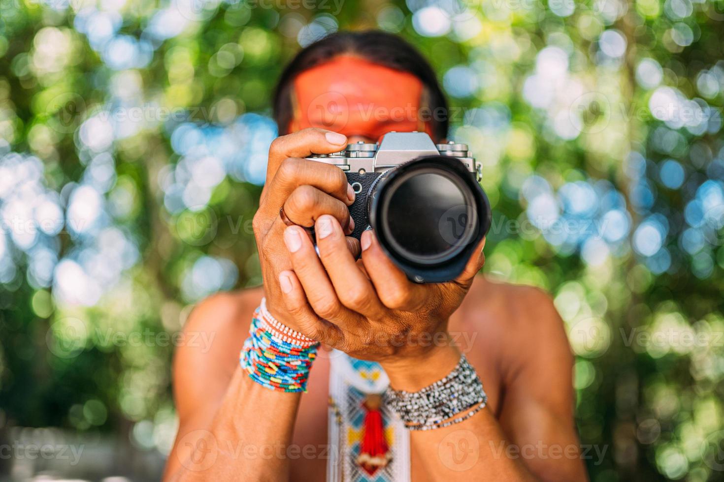pataxo-indiaan uit het zuiden van bahia met een camera foto