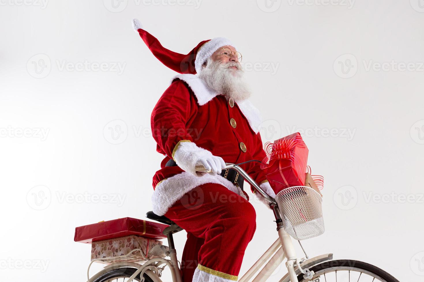 de kerstman op de fiets die kerstcadeaus levert. foto