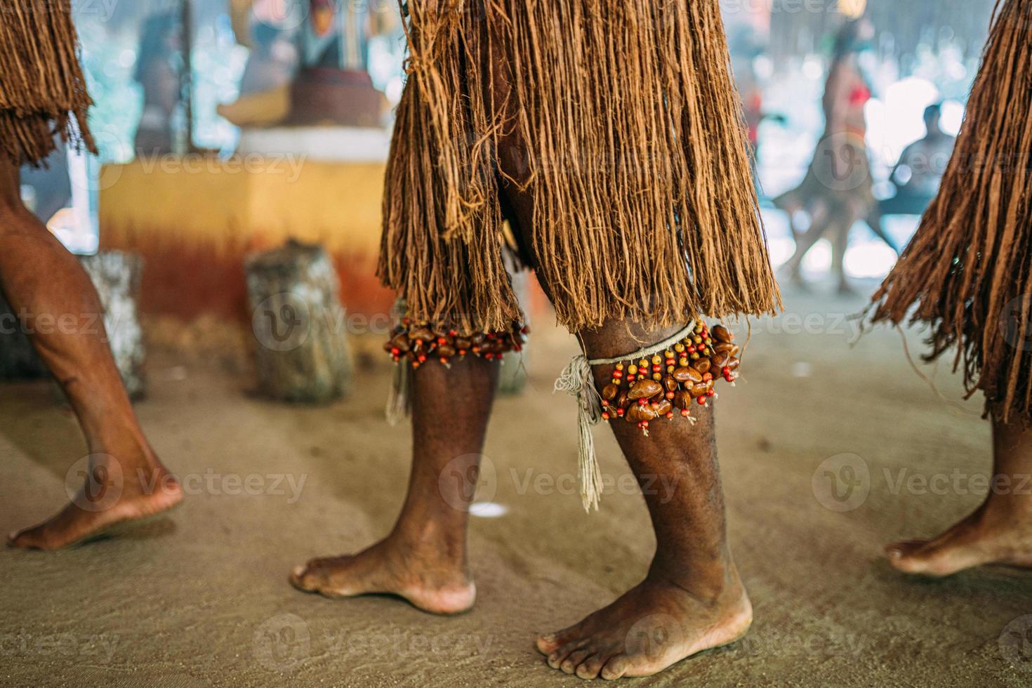 pataxo-indiaan in het zuiden van bahia. traditionele kleding van de pataxo-stam foto