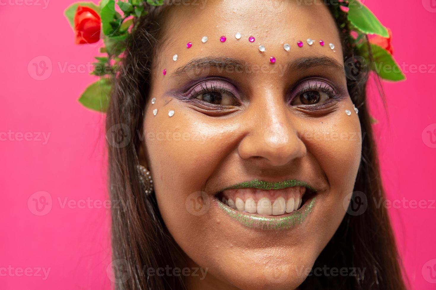 gelukkige jonge vrouw met masker en confetti op carnavalsfeest. braziliaans carnaval foto