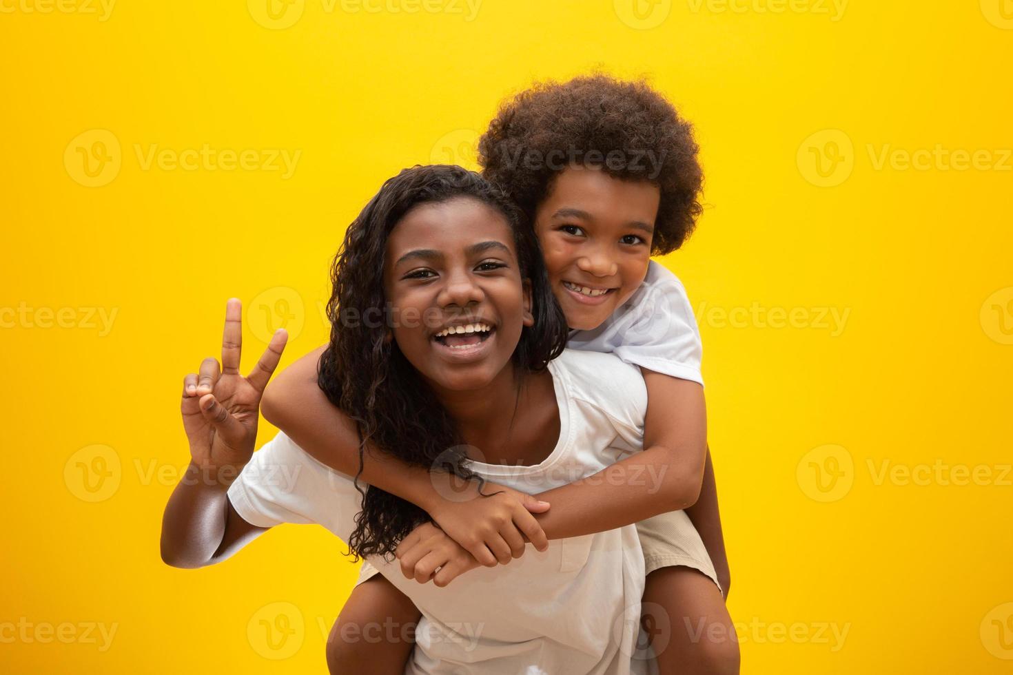 afrikaanse broer en zus. broers en zussen hechten. lachende zwarte kinderen knuffelen. foto