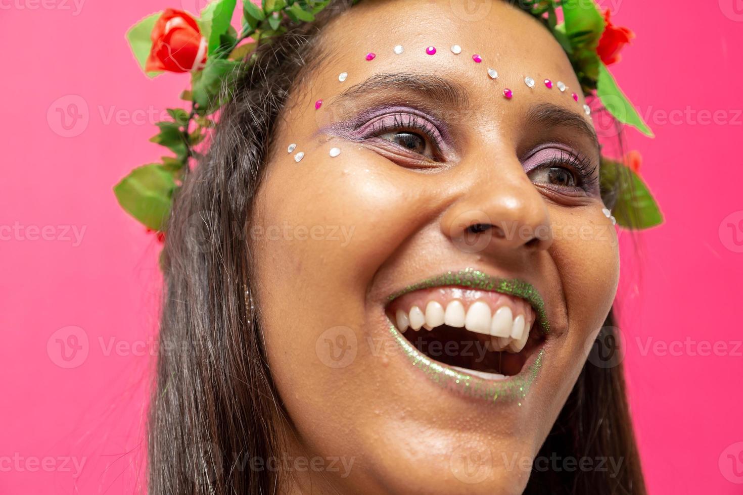 gelukkige jonge vrouw met masker en confetti op carnavalsfeest. braziliaans carnaval foto