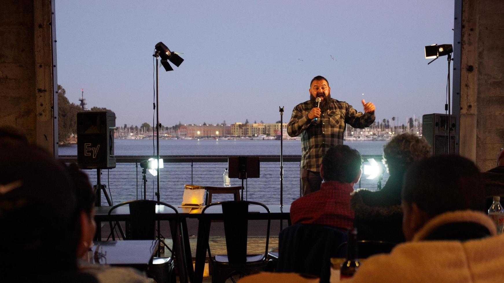 9 juli 2022 comedy edge stand-up aan de waterkant 9th avenue terminal, brooklyn basin 288 ninth ave. Oakland, ca 94606, Johnny Pena, komiek, Bay Area native foto