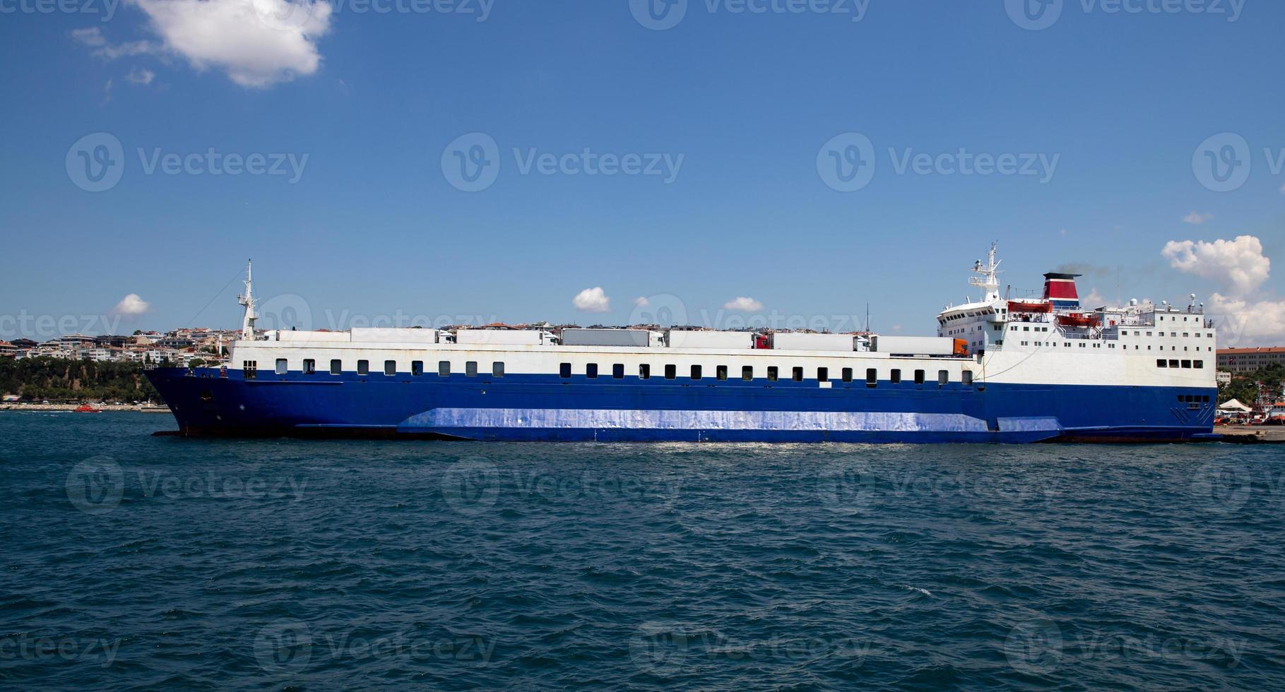 roro-schip in de haven foto