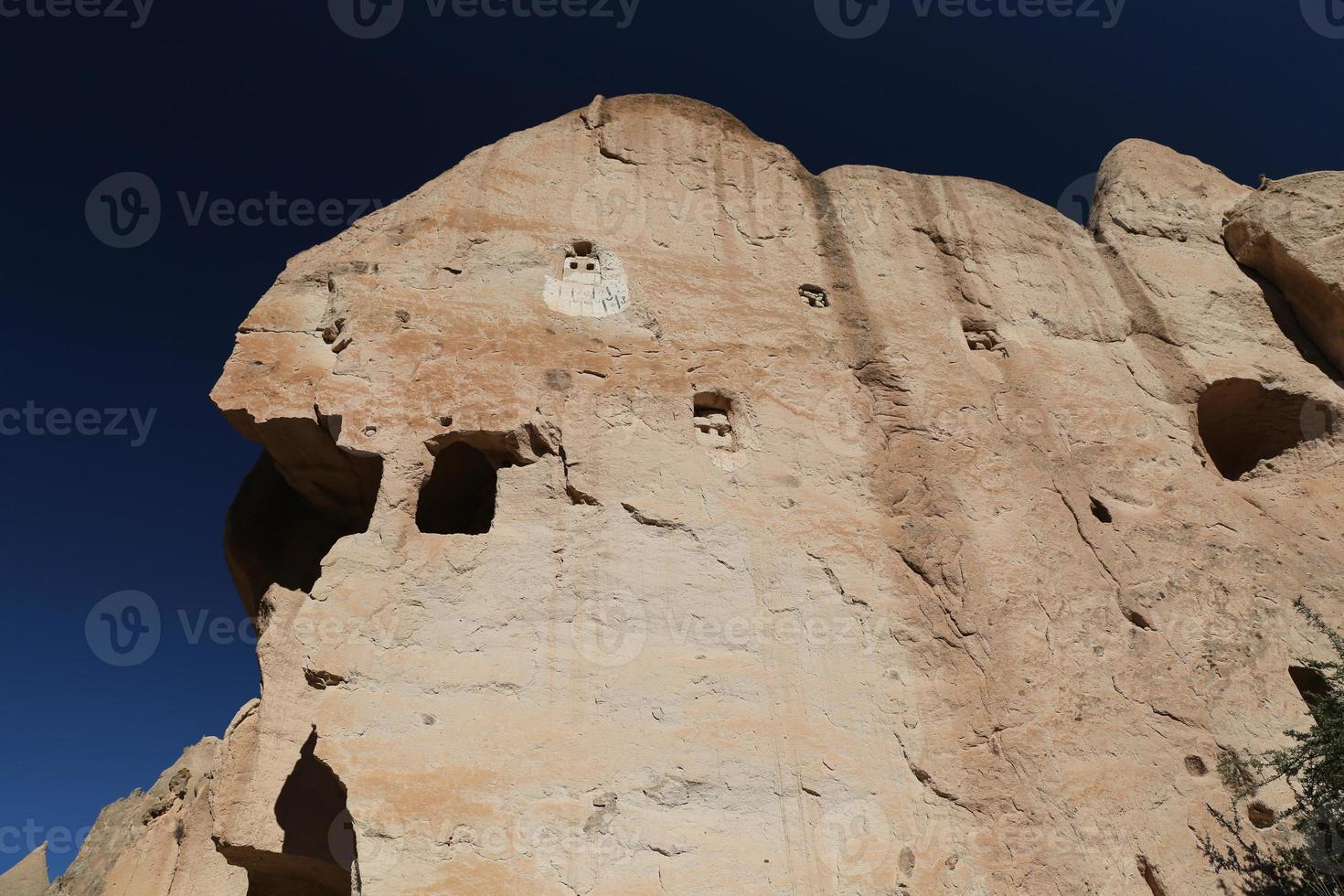 rotsformaties in de zelve-vallei, cappadocië, nevsehir, turkije foto