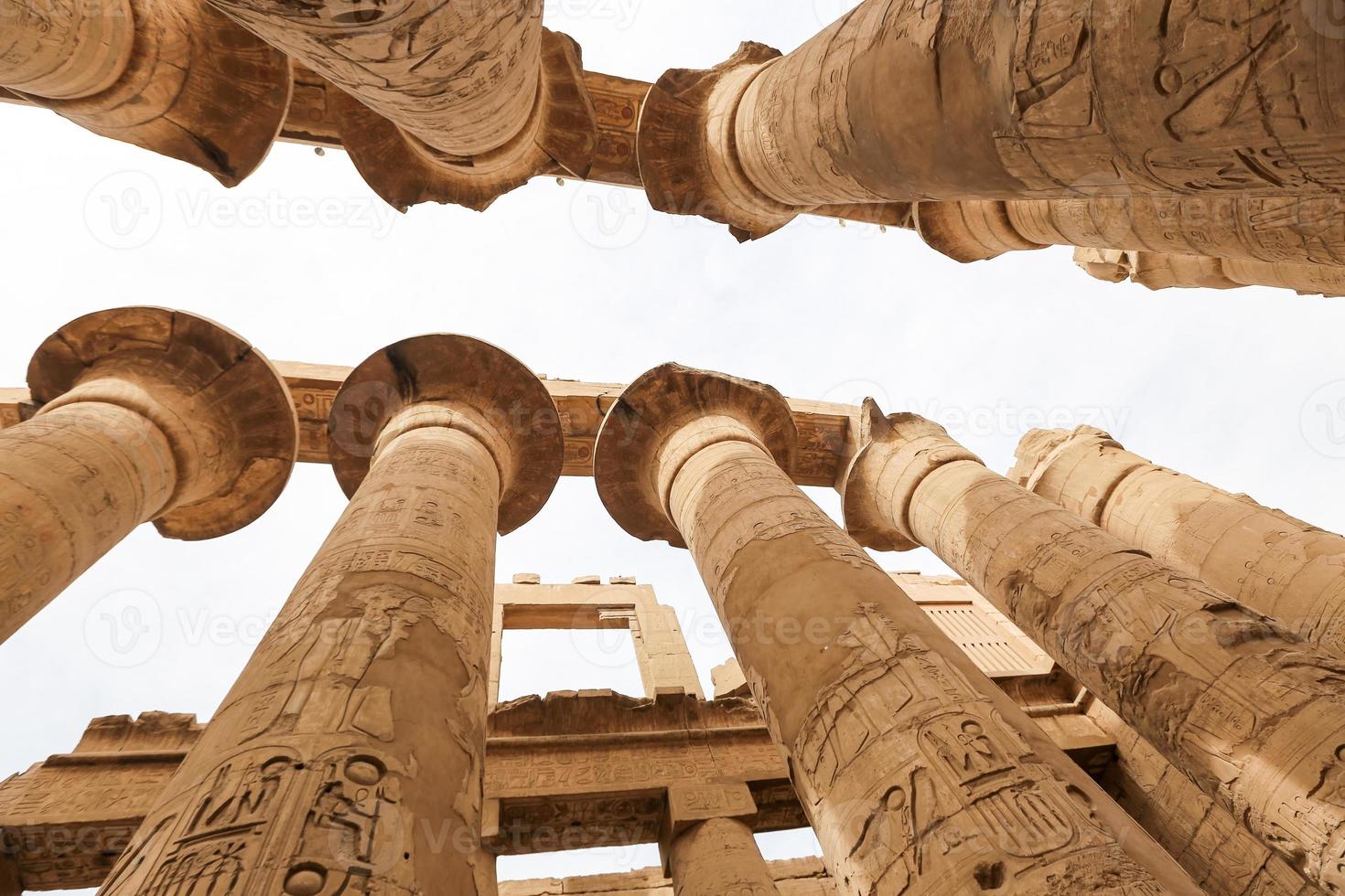 kolommen in hypostyle zaal van karnak tempel, luxor, egypte foto