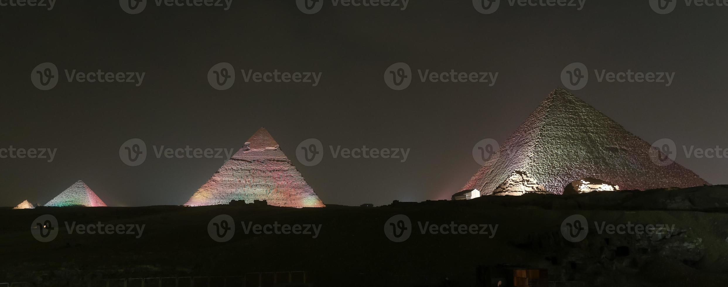 piramidecomplex van gizeh in cairo, egypte foto