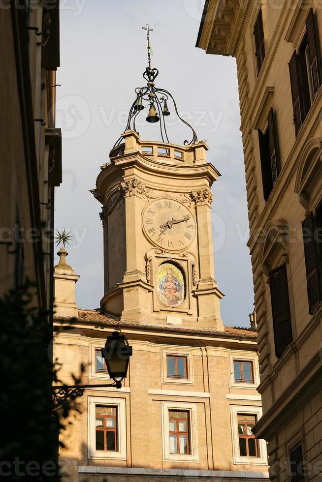 klokkentoren boven een gebouw in rome, italië foto