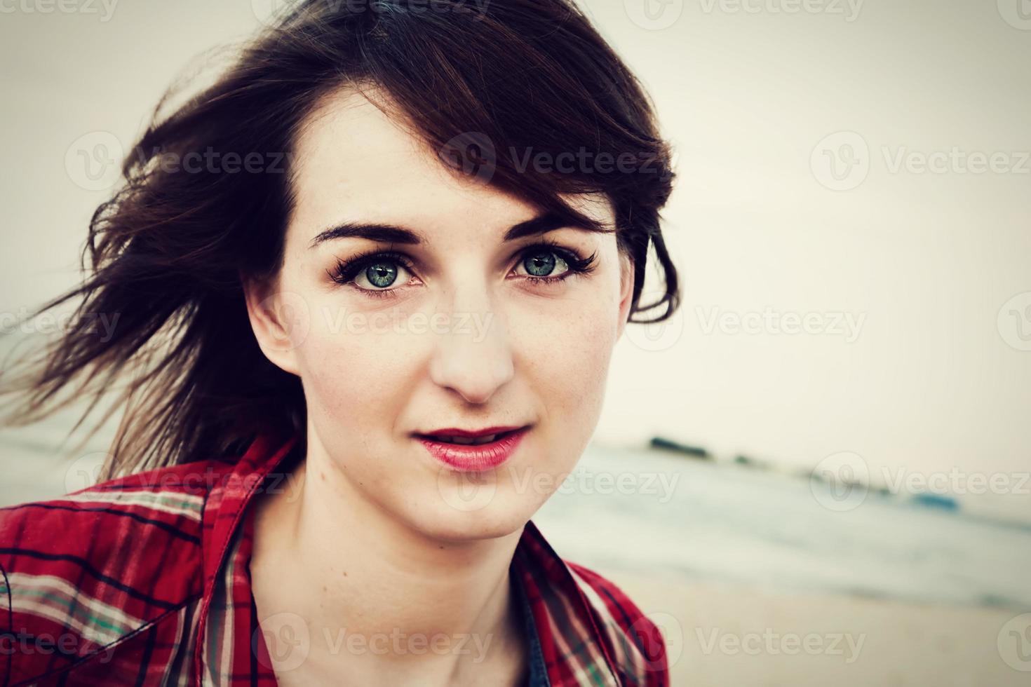 portret van modieuze jonge vrouw op het strand foto