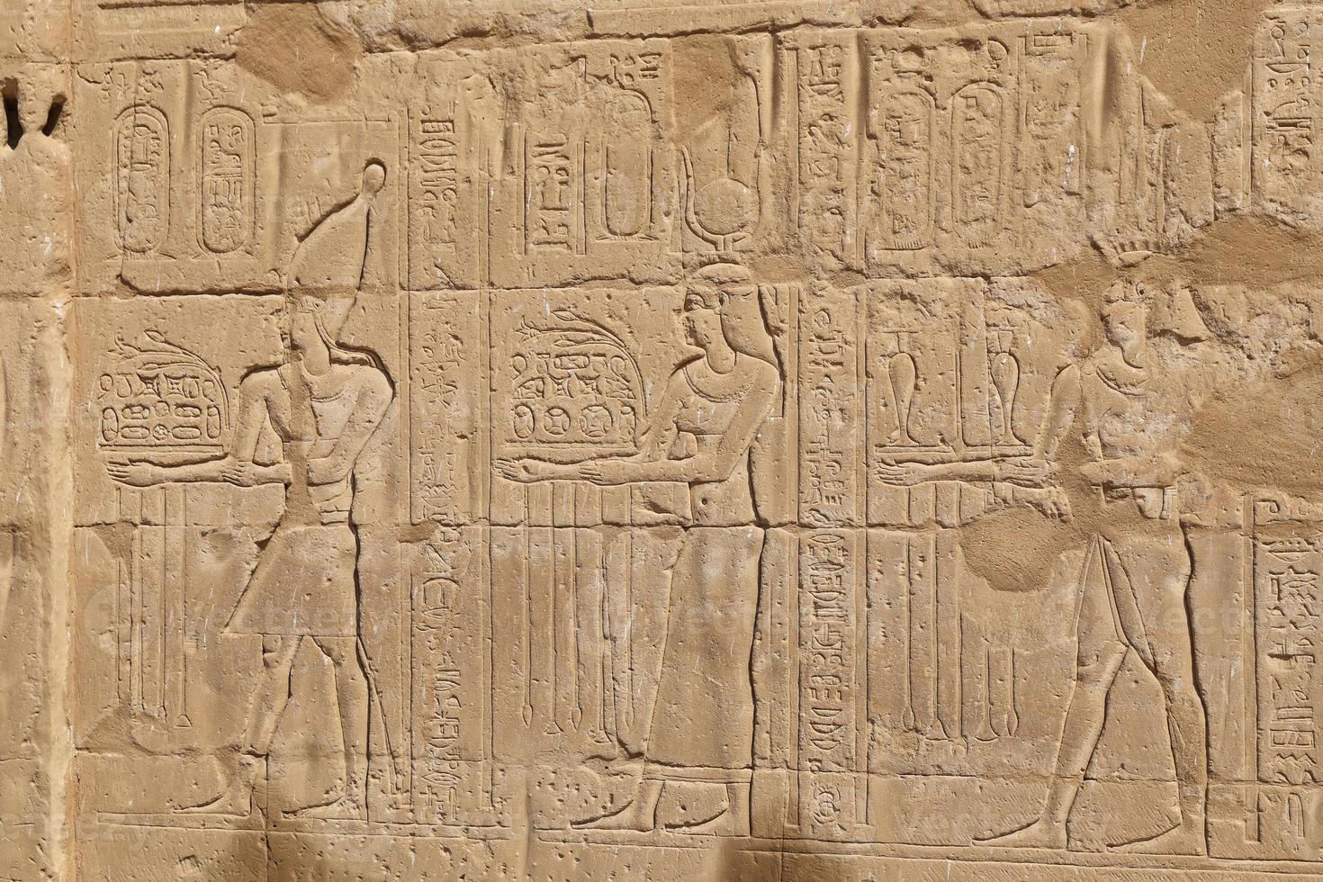 scène uit de edfu-tempel in edfu, egypte foto