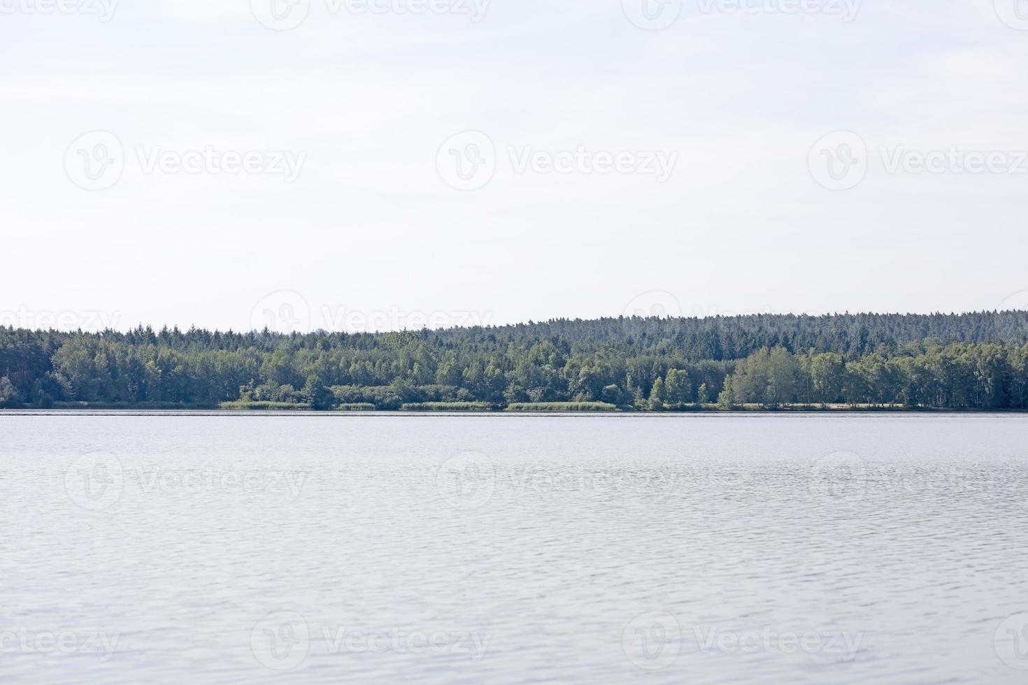 meer met bos en zomerkamperen neigt vakantie achtergrond beeldende kunst hoogwaardige prints producten vijftig megapixels absberg foto