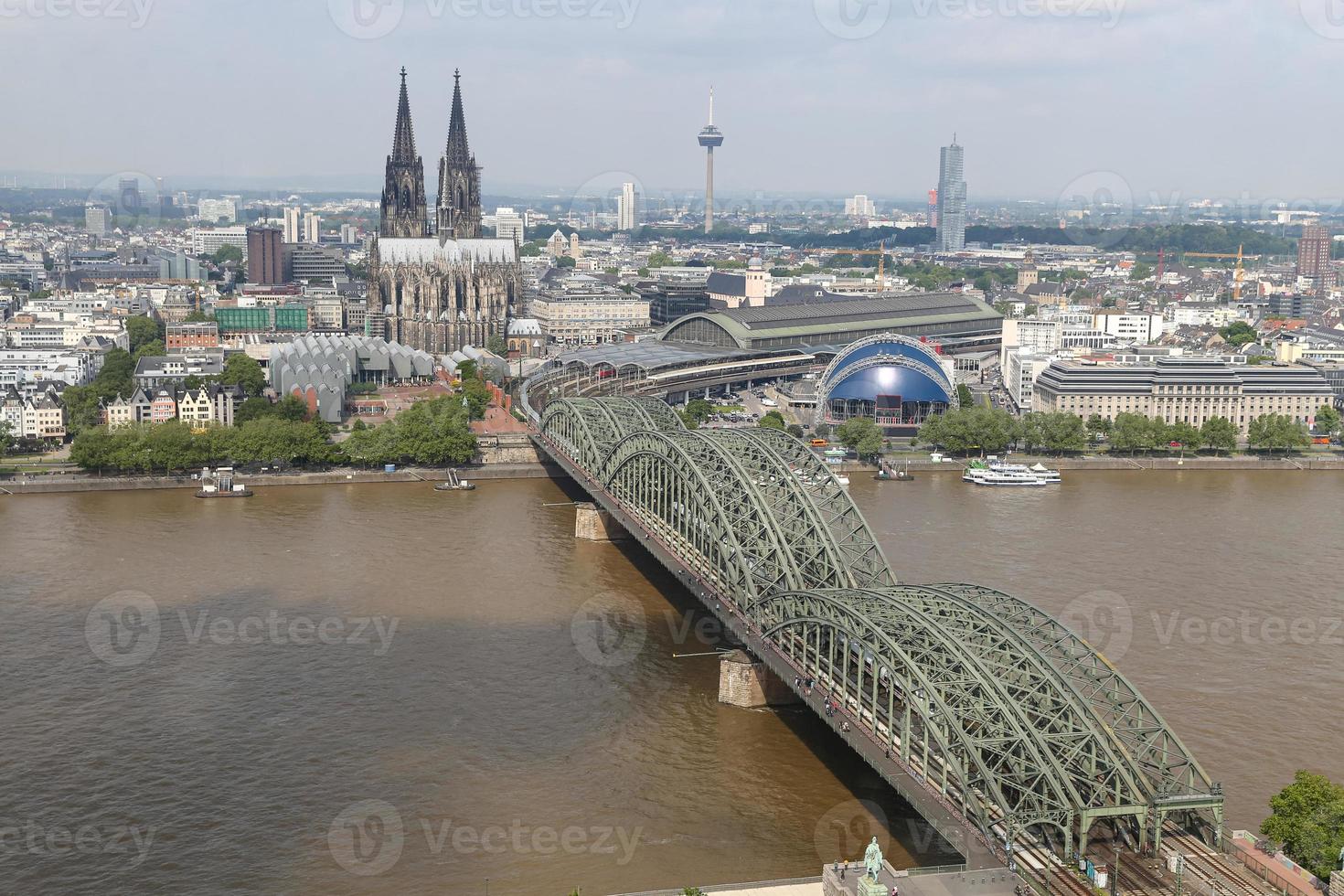 Hohenzollern-brug en de kathedraal van Keulen in Keulen, Duitsland foto