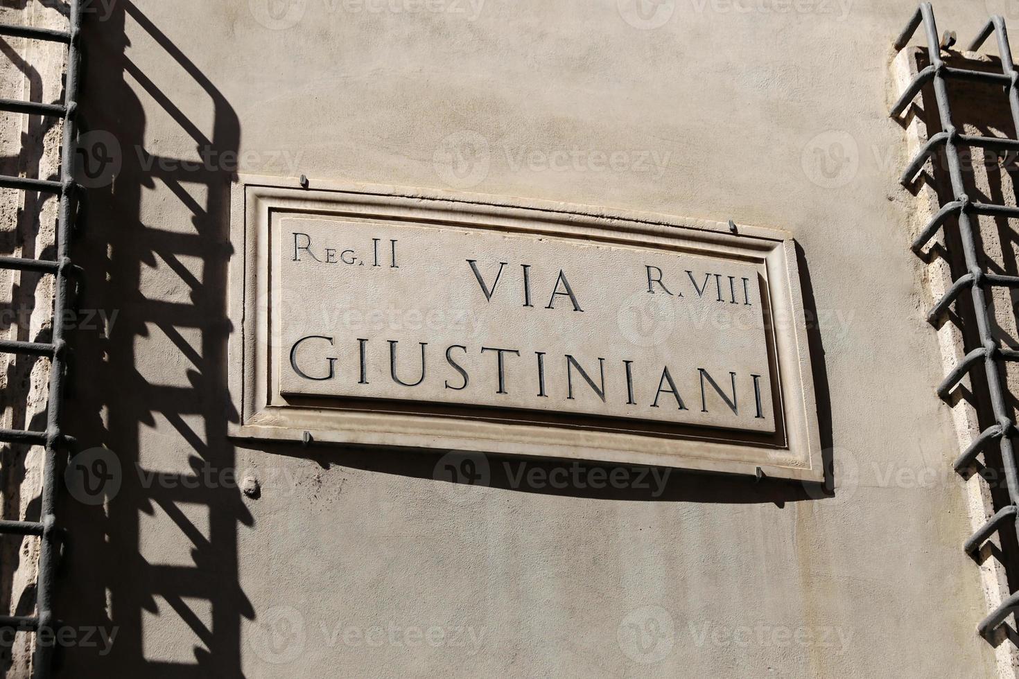 via giustiniani straatnaambord in rome, italië foto