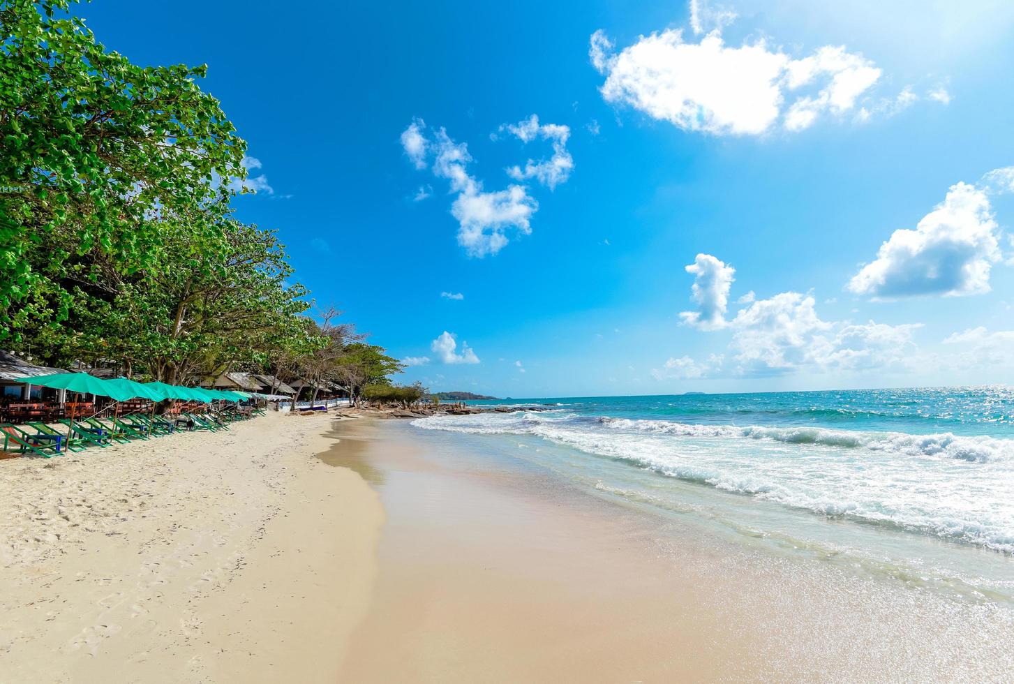 zee golven op zandstrand water en kust zeegezicht - uitzicht op prachtig tropisch landschap strand zee eiland met oceaan blauwe lucht en resort achtergrond in thailand vakantie met stoel strand zomer en boom foto