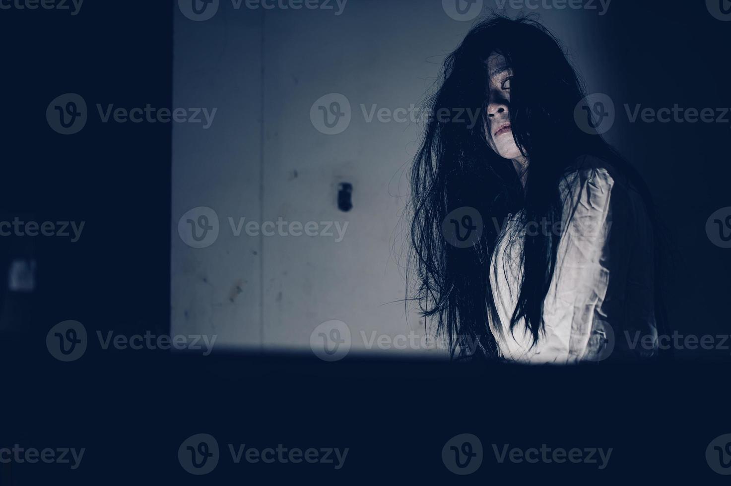 portret van Aziatische vrouw make-up geest, enge horrorscène voor achtergrond, halloween festival concept, spookfilms poster foto